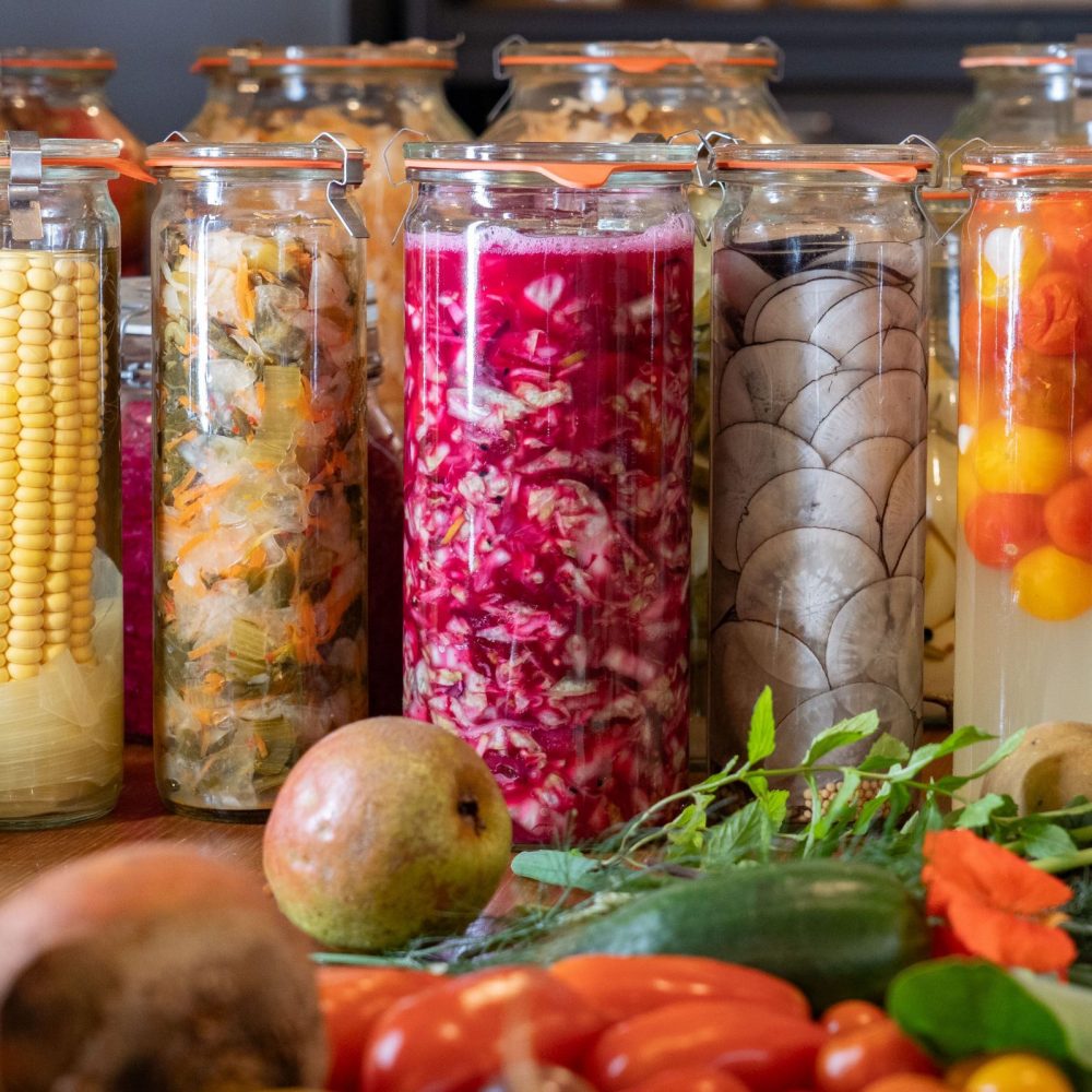 Mais, Bayerisch Kimchi, Pink Sauerkraut, Schwarzer rettich, Tomaten;  Sybille Hunger fermentiert Obst und Gemüse, 26.09.23 foto: Oliver Bodmer